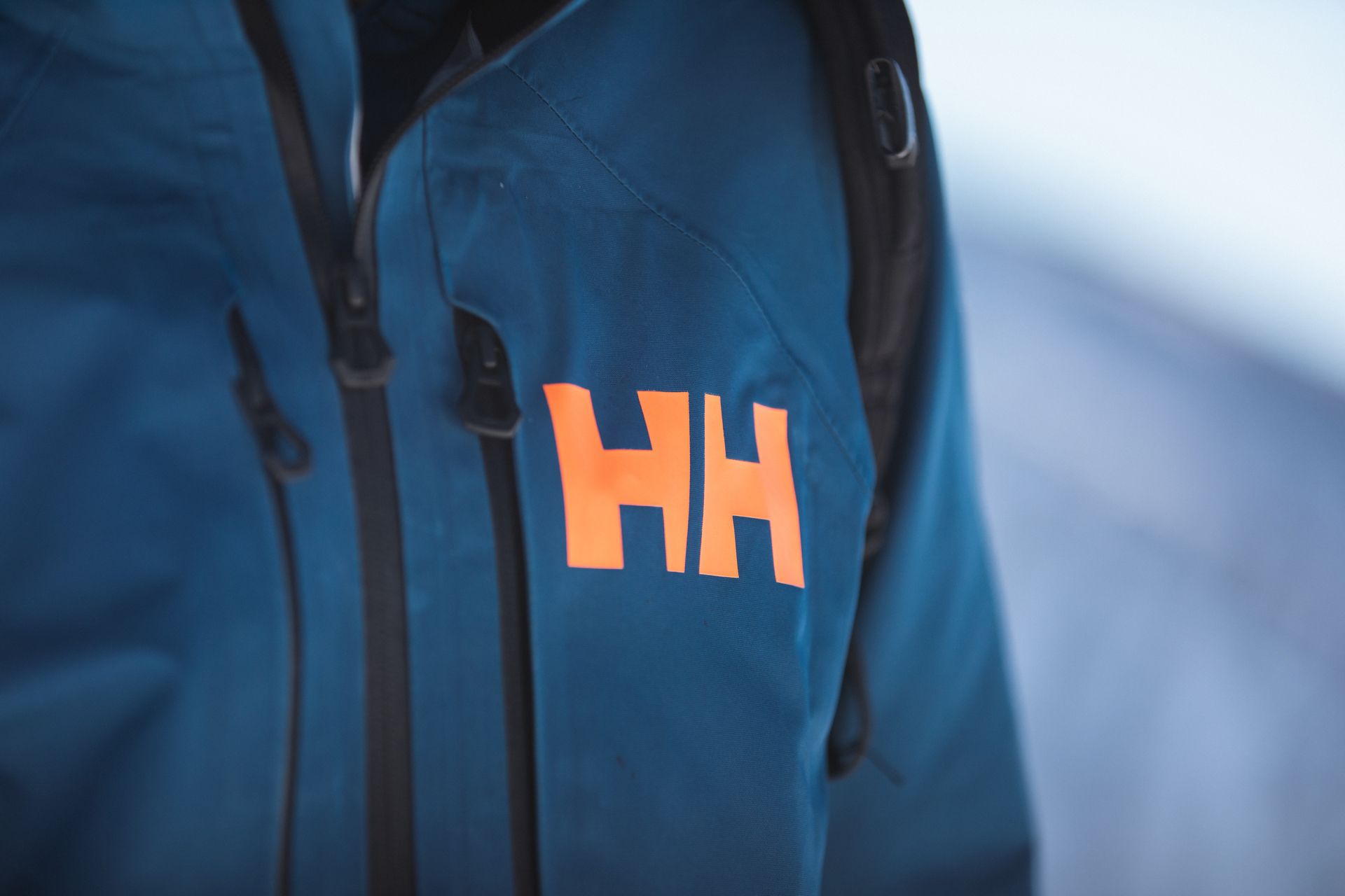 La chaqueta ultraligera Helly Hansen que muchos llevan en avión porque abriga sin pesar