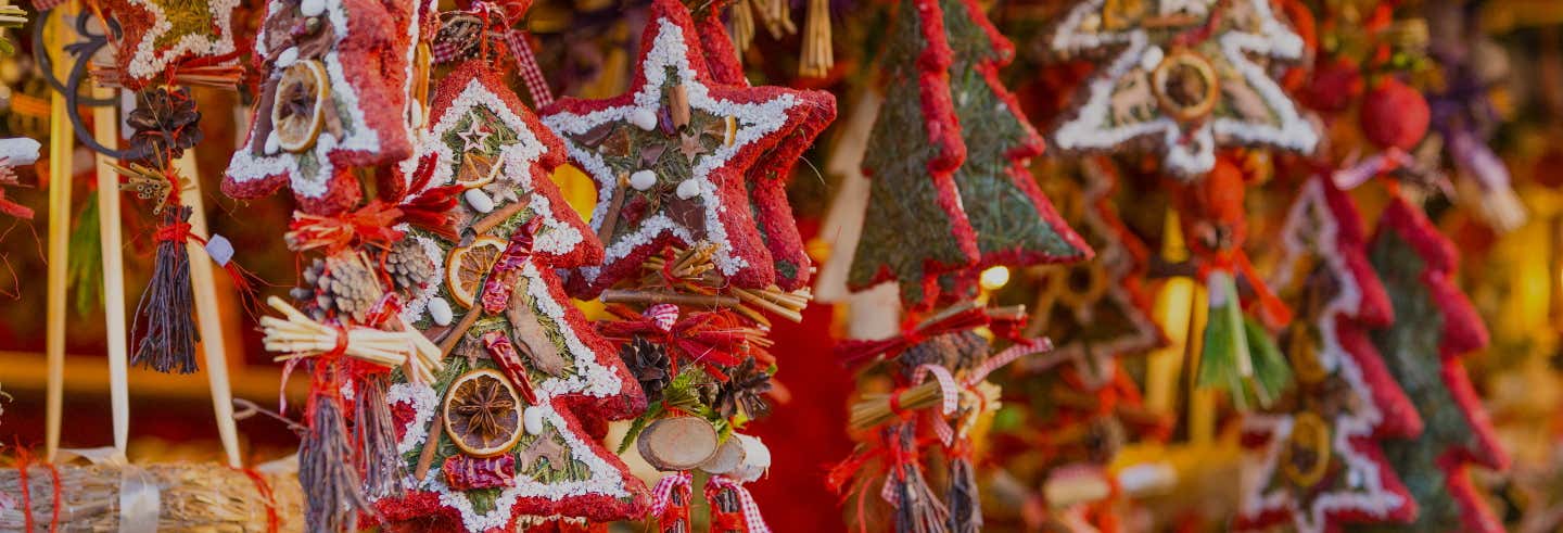 Adornos de Navidad en un mercadillo de Alsacia