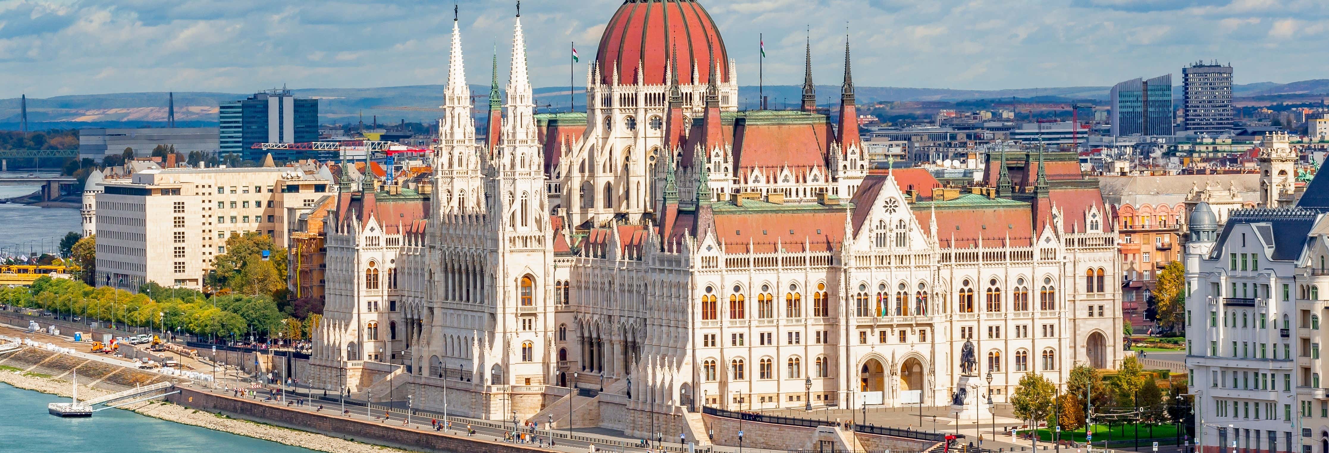 Edificio del Parlamento de Budapest junto al Danubio
