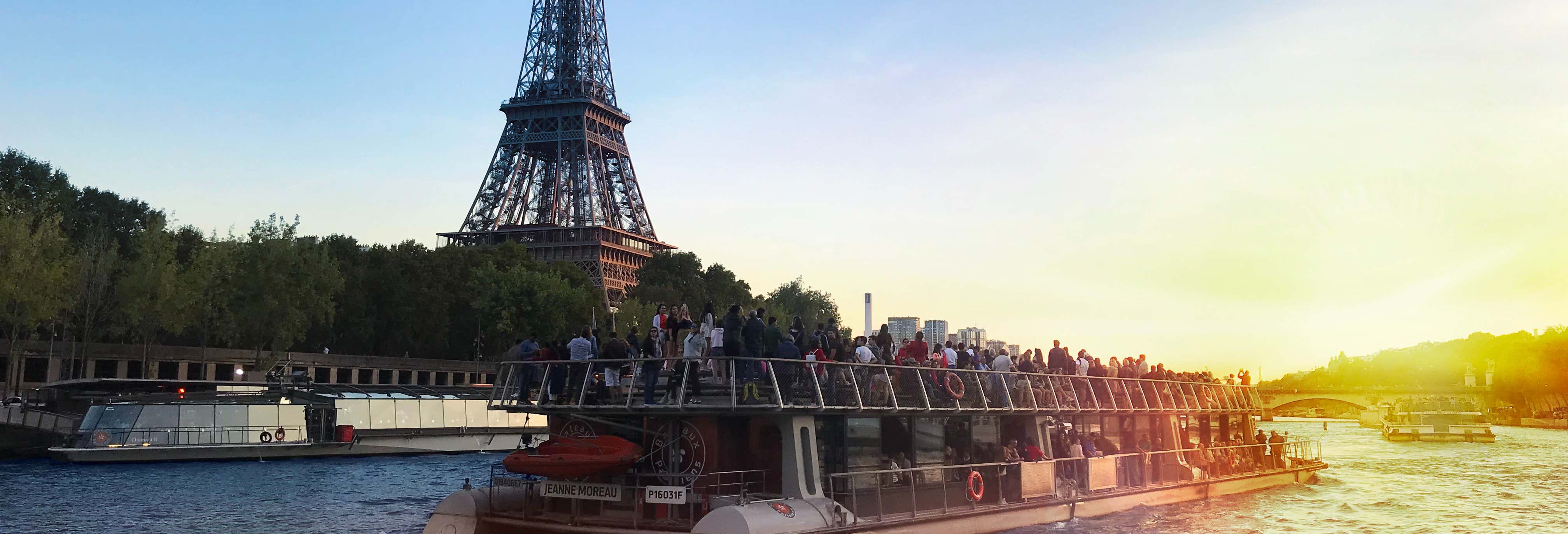 Barco panorámico por el Sena con monumentos de París al fondo