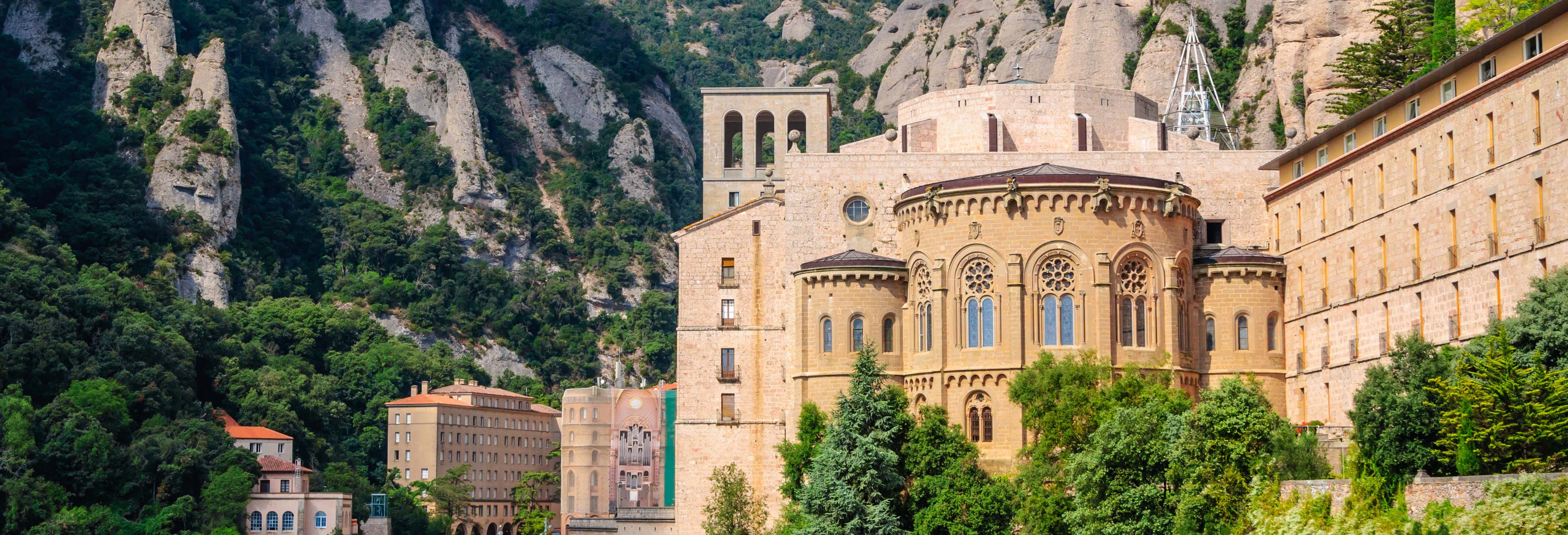 Monasterio de Montserrat entre las montañas