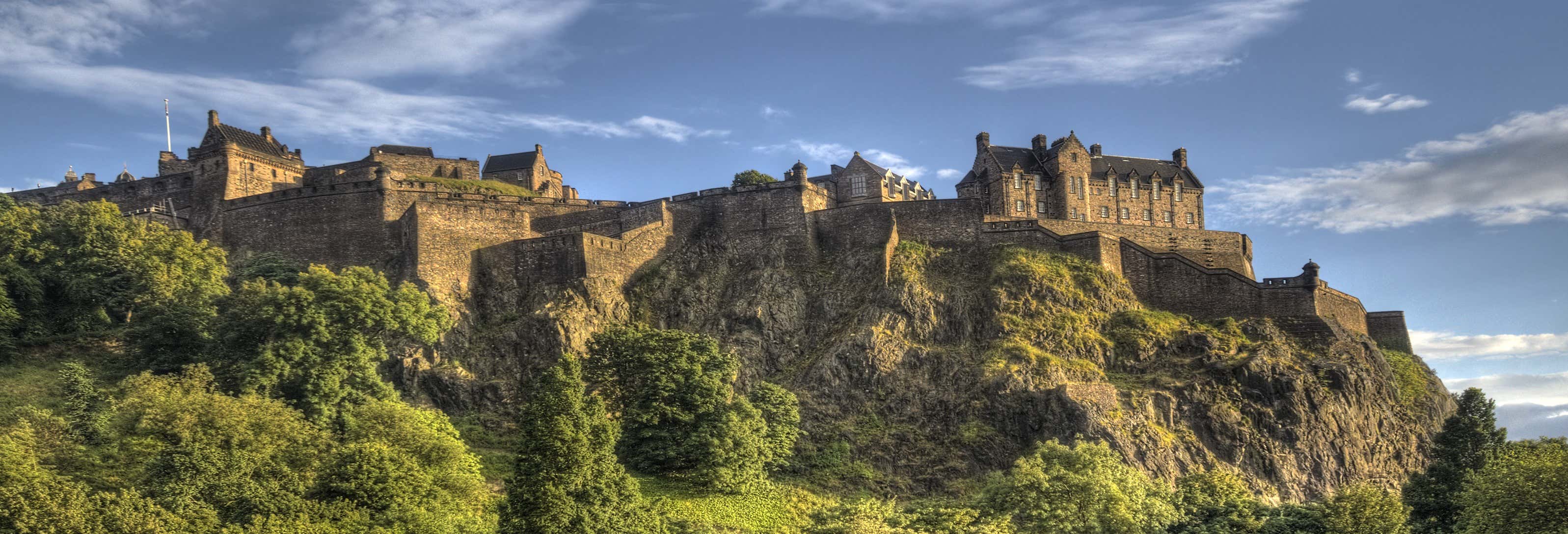 Fortaleza del Castillo de Edimburgo sobre la colina