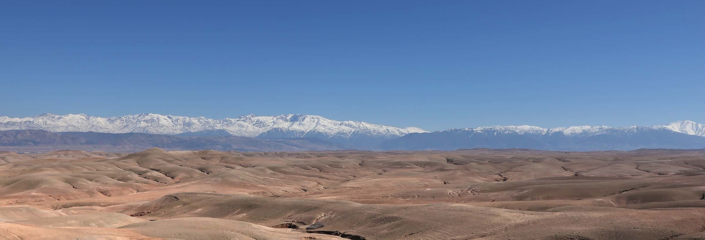 Colinas pedregosas de Agafay con las montañas al fondo