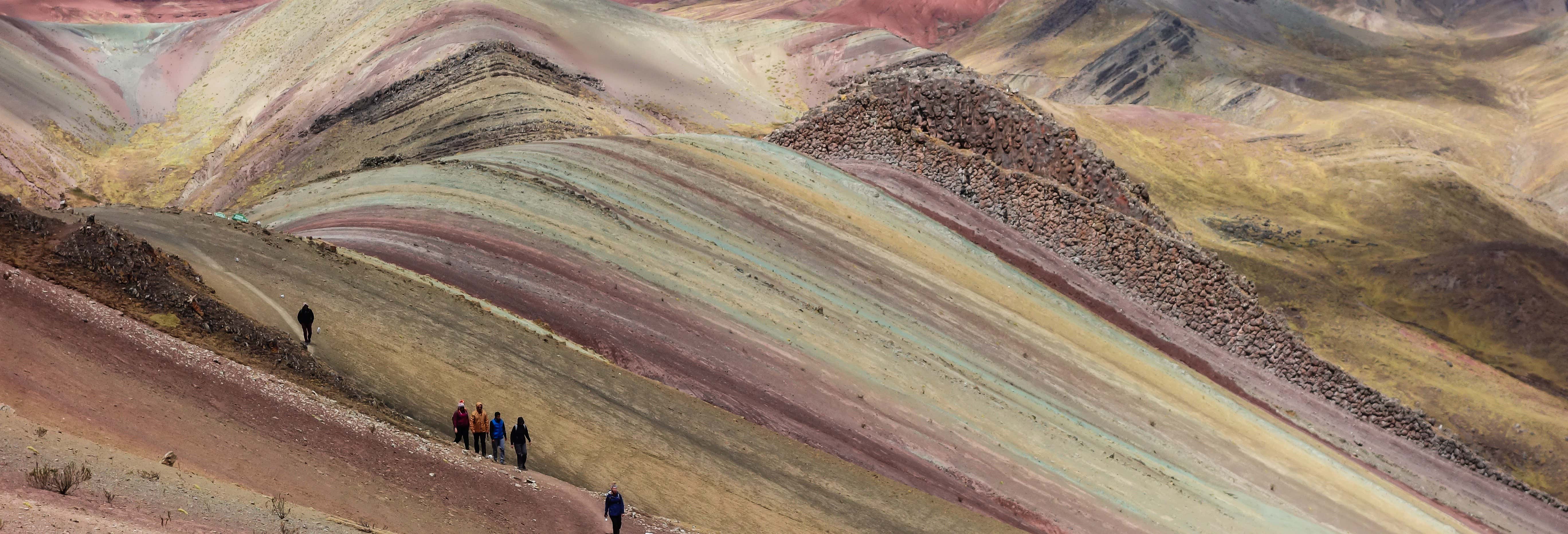 Montañas de colores y paisaje de Palcoyo en Perú