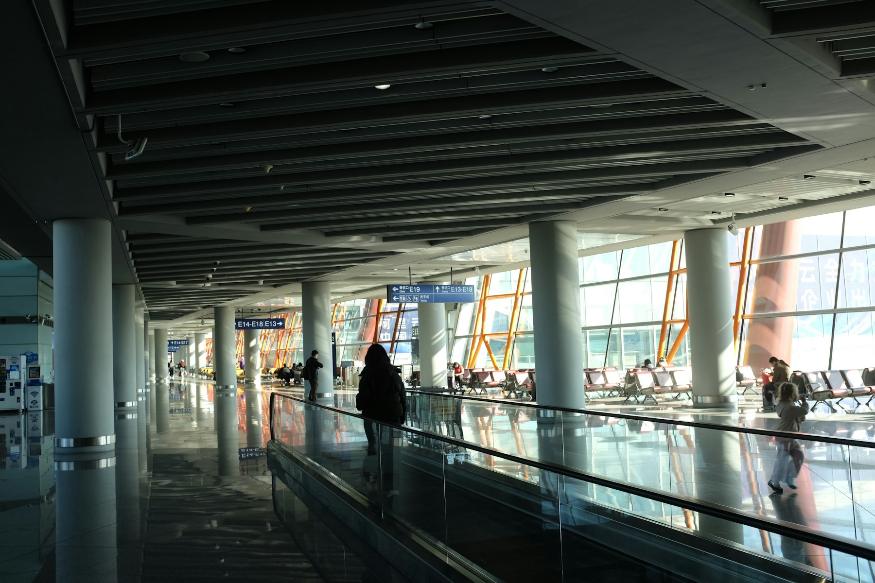 Viajero con equipaje en una pasarela de aeropuerto