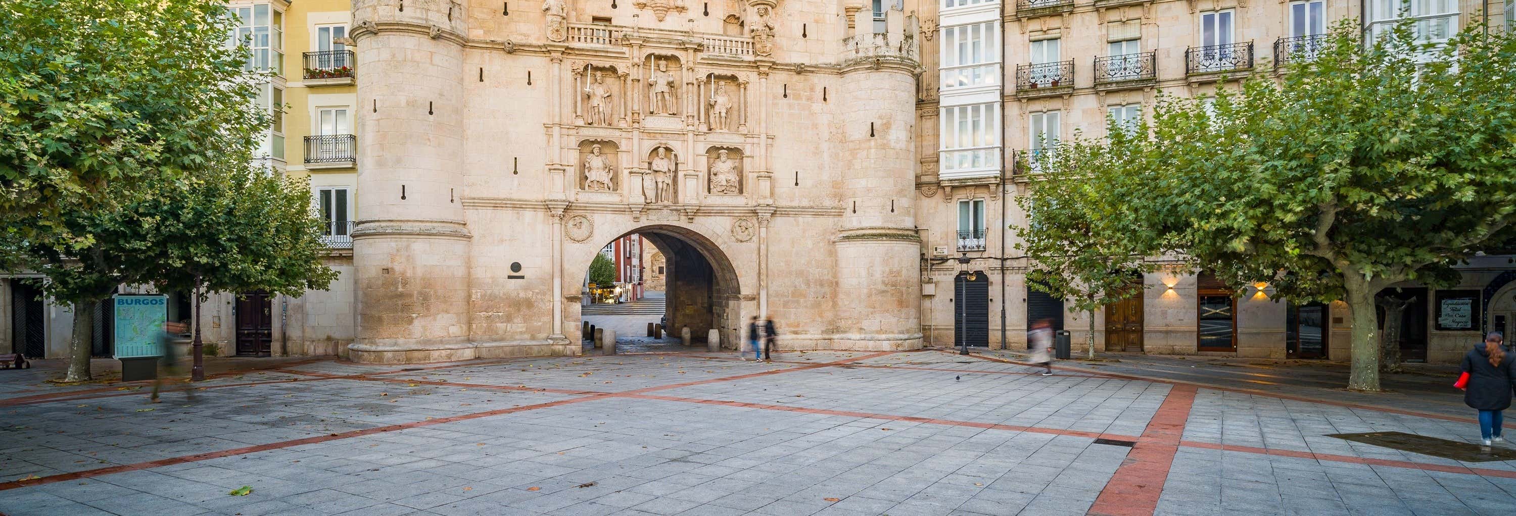 Arco de Santa María de Burgos y plaza de acceso al casco histórico