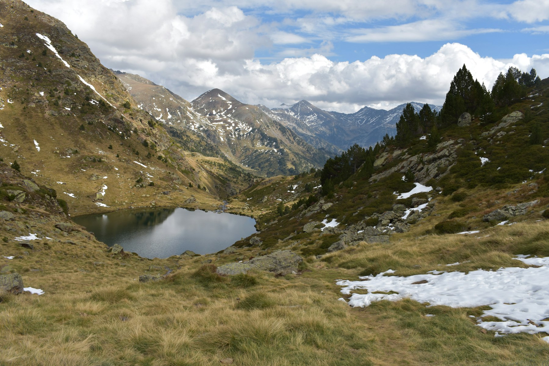 Lago y montañas en Andorra