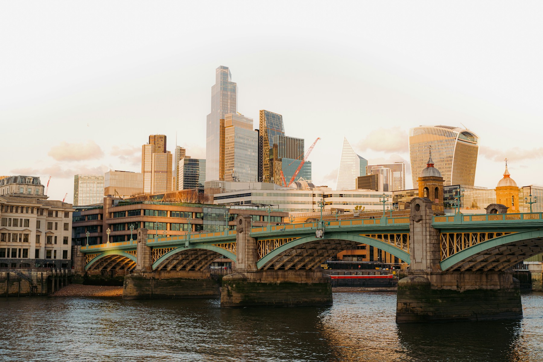 Londres y el Támesis en una panorámica al atardecer