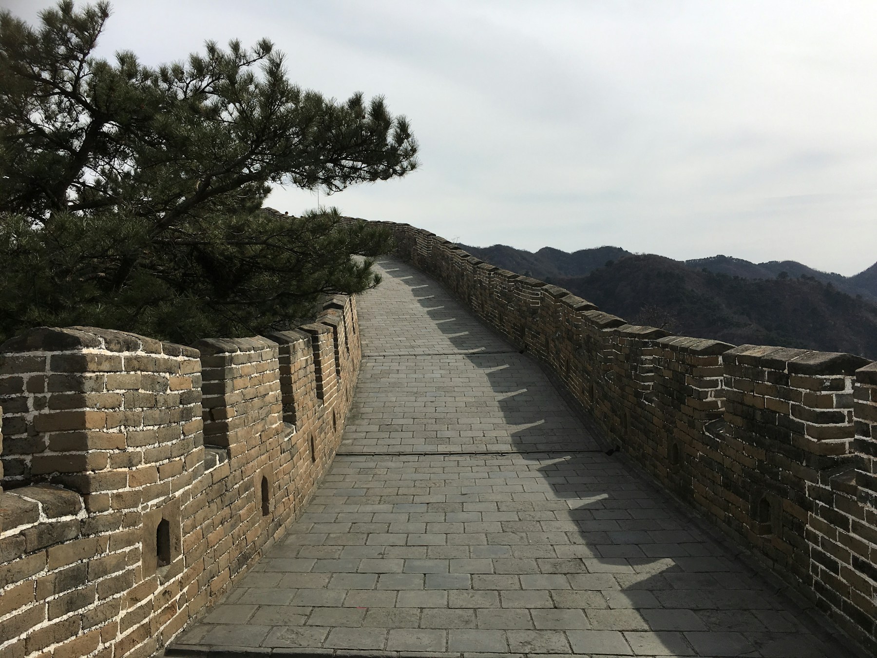 Tramo de la Gran Muralla China entre colinas