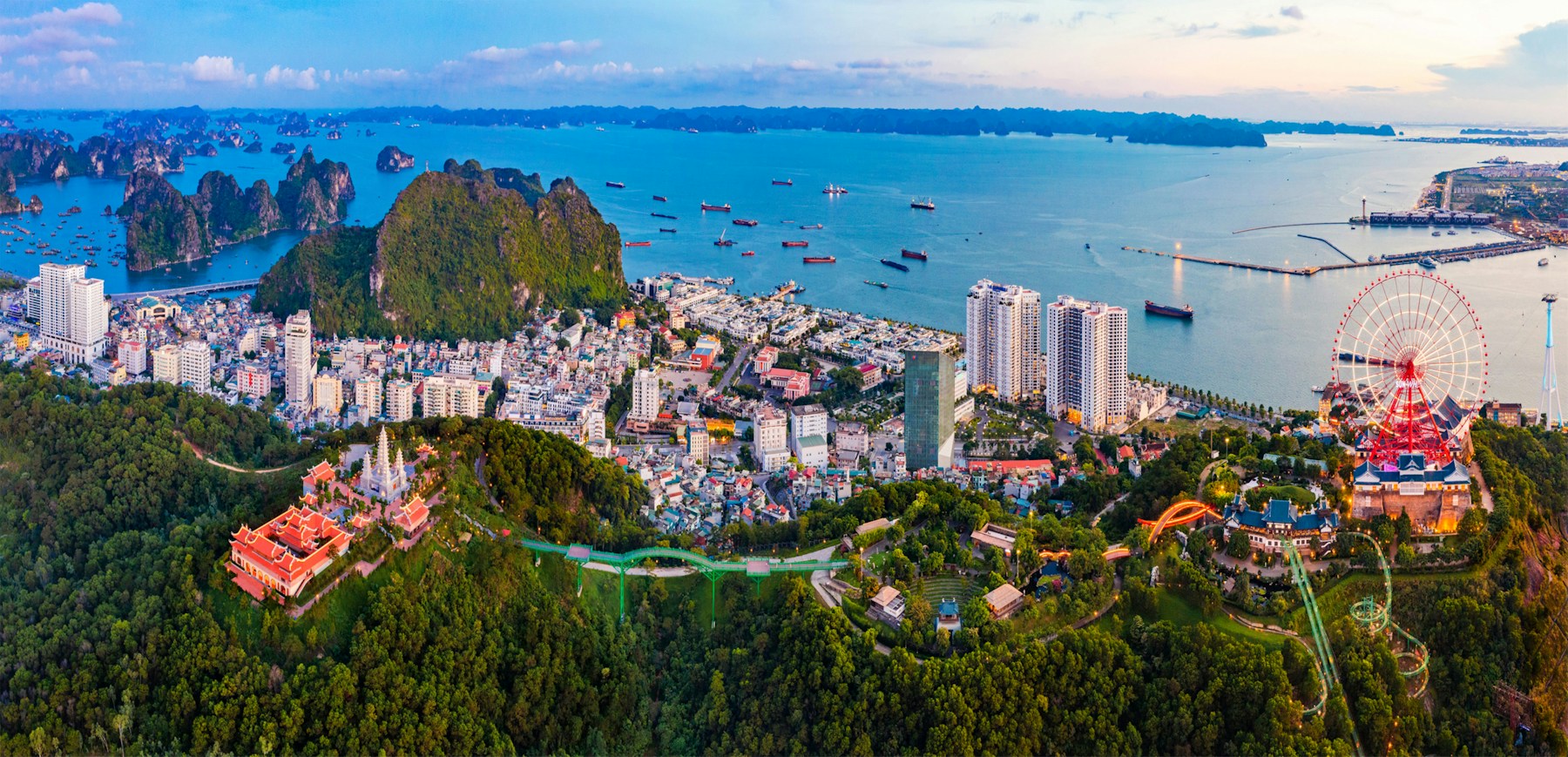 Panorámica de la costa y las islas de Ha Long en Vietnam