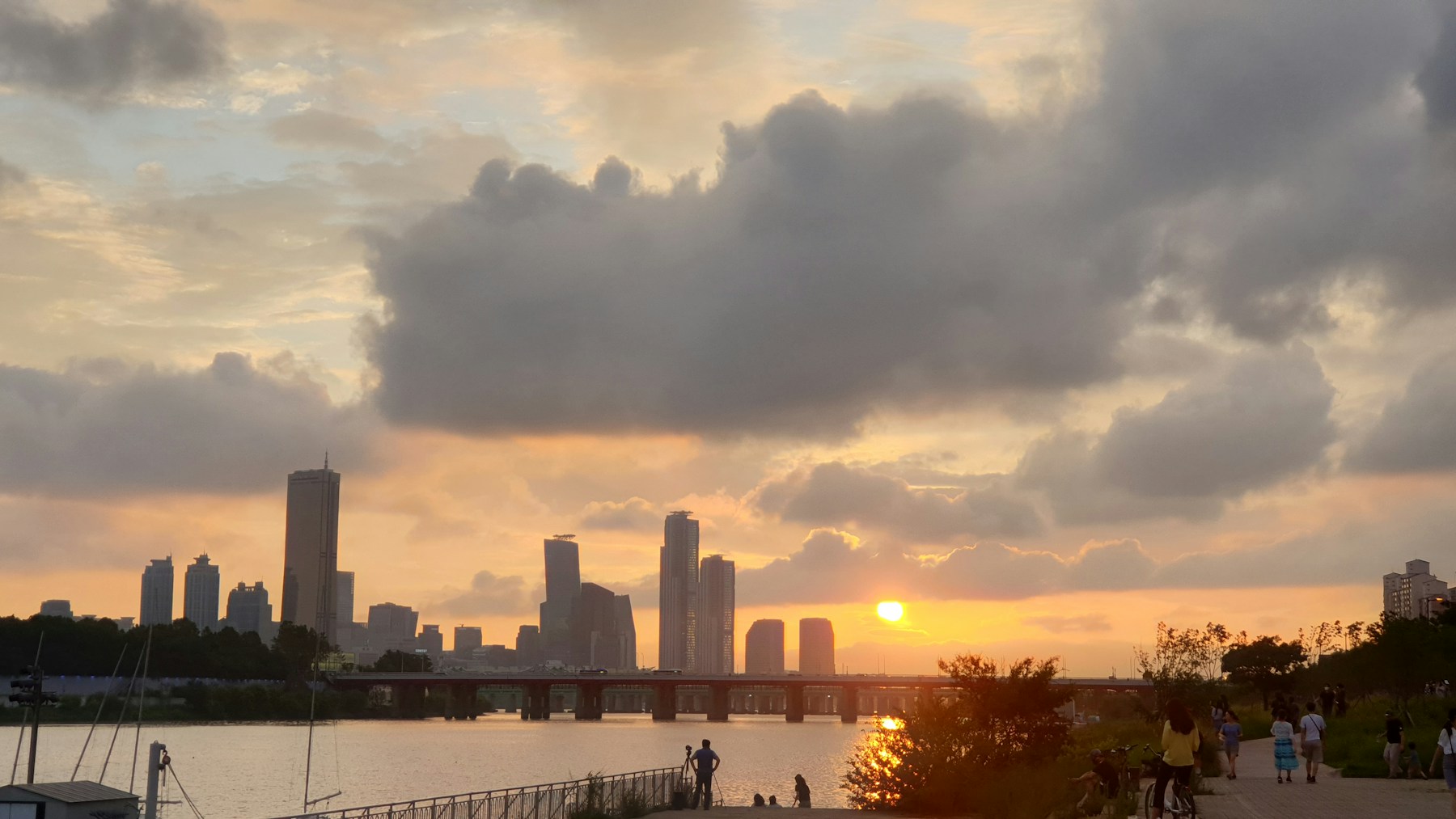 Río Han y edificios de Seúl al atardecer