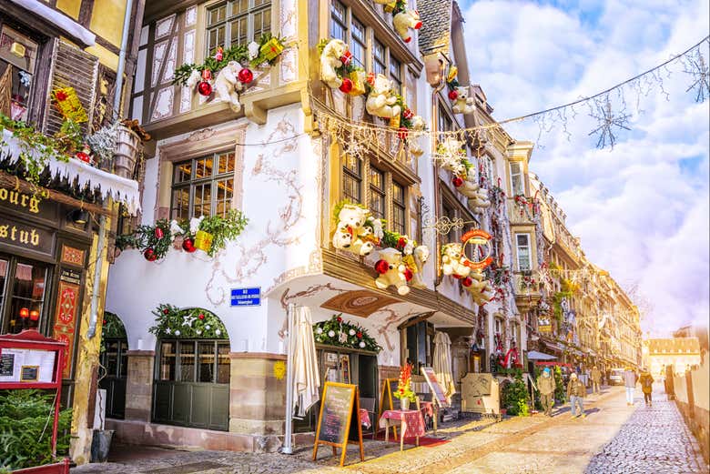 Decoración de Navidad en una calle de Estrasburgo