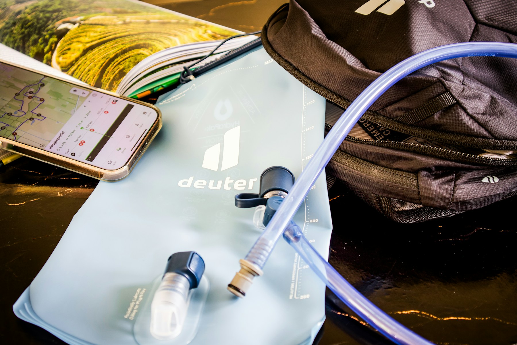 Mochila y teléfono con un mapa preparados para una excursión