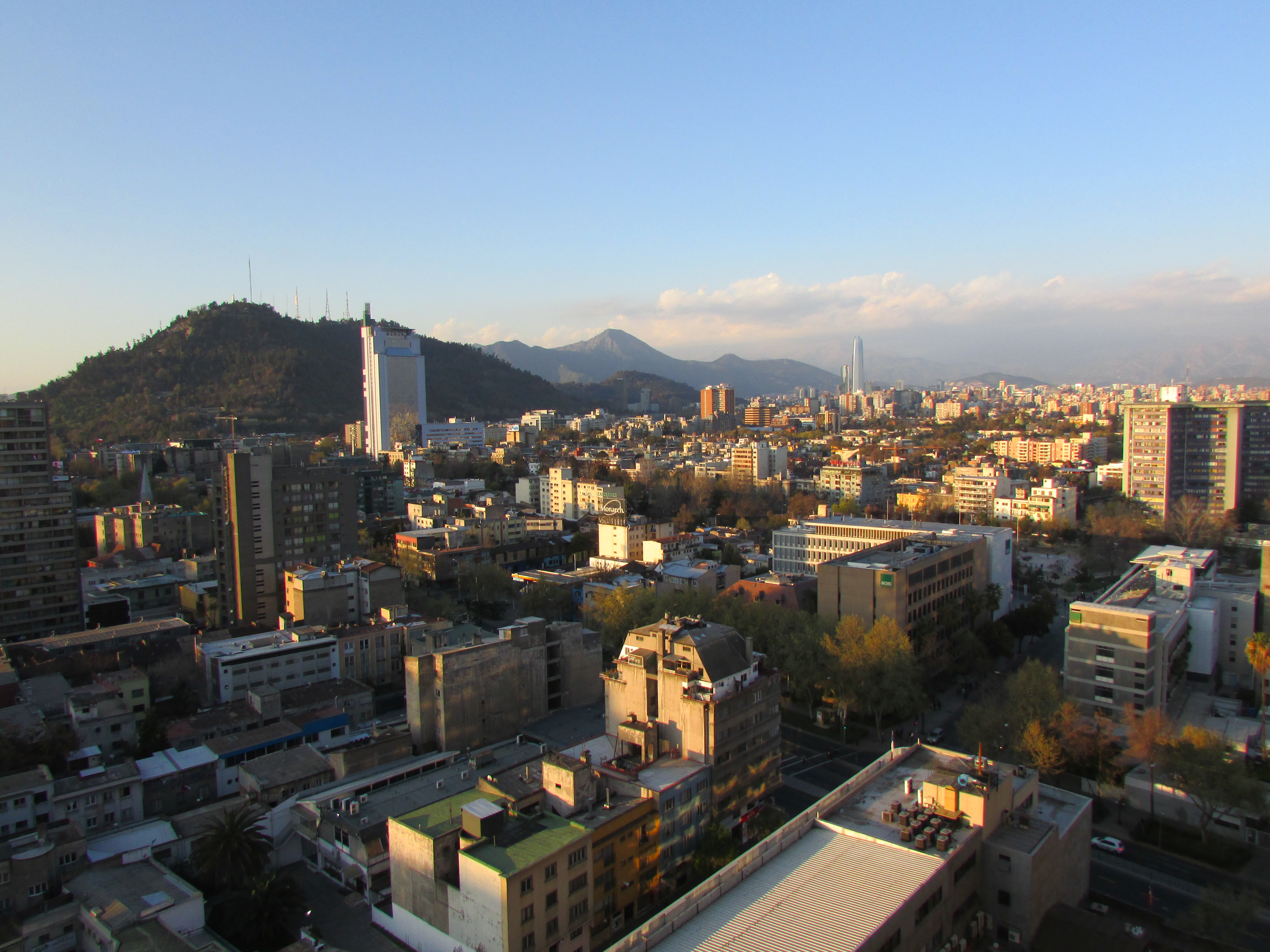 Santiago de Chile con el cerro San Cristóbal al fondo