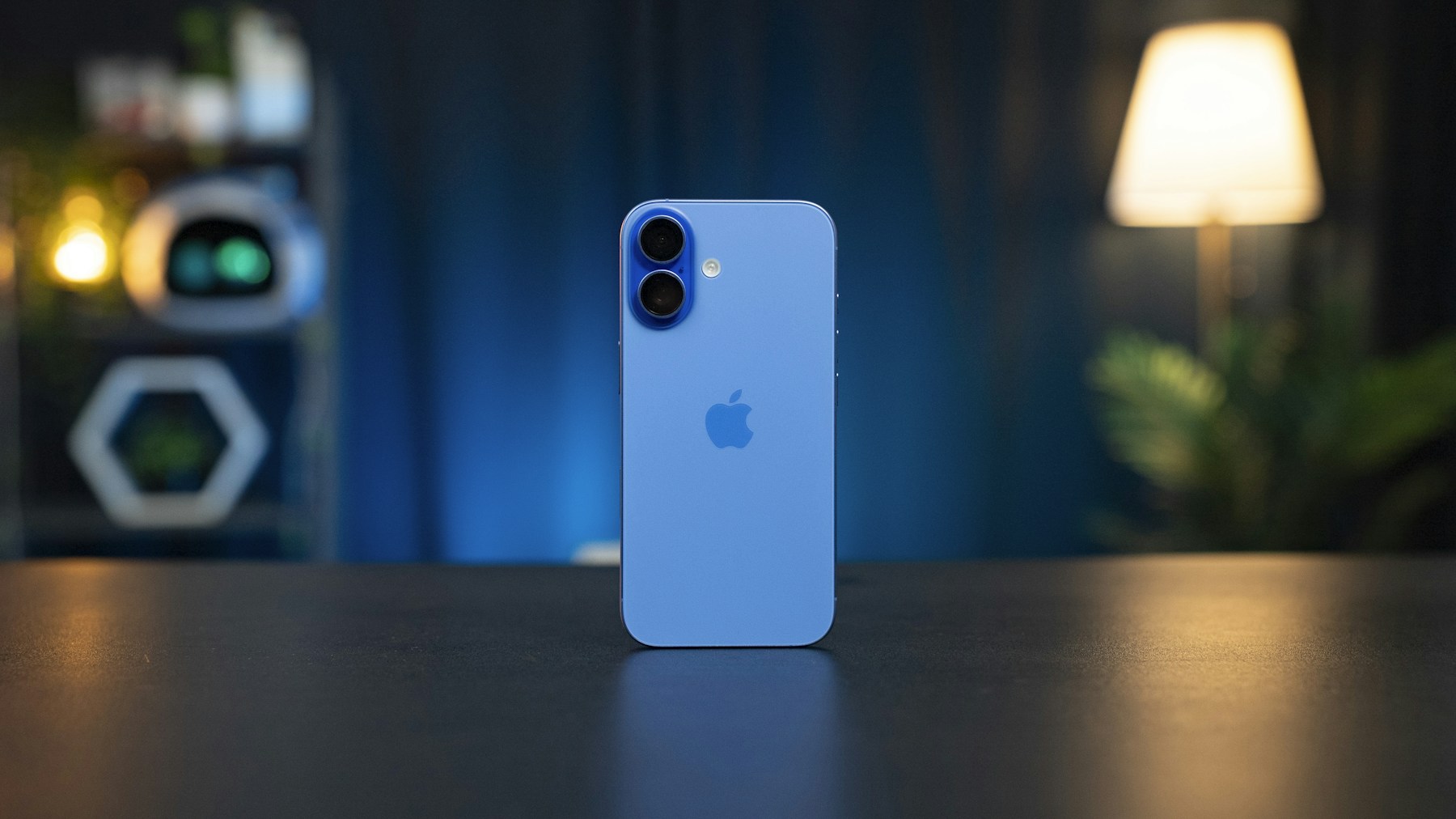iPhone fotografiado en horizontal sobre una mesa