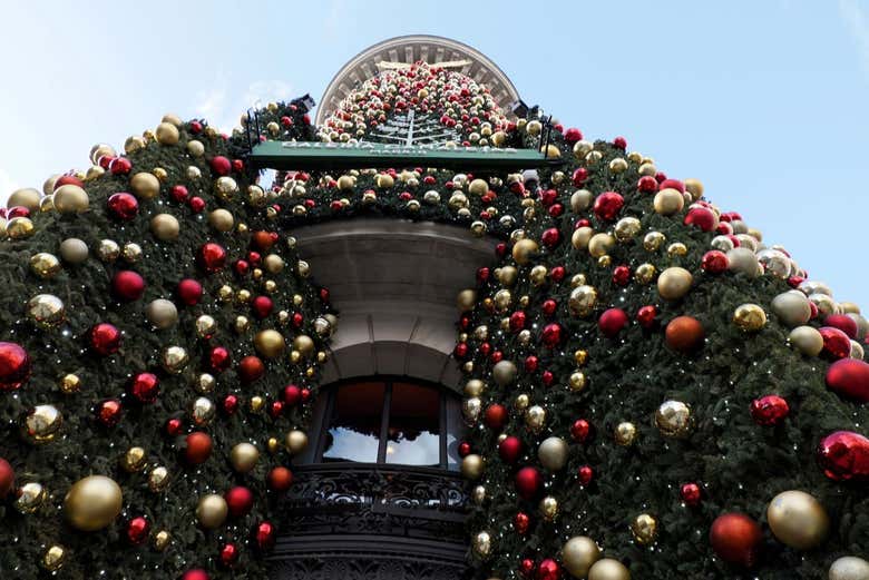 Fachada decorada en Navidad en el entorno de Canalejas, Madrid