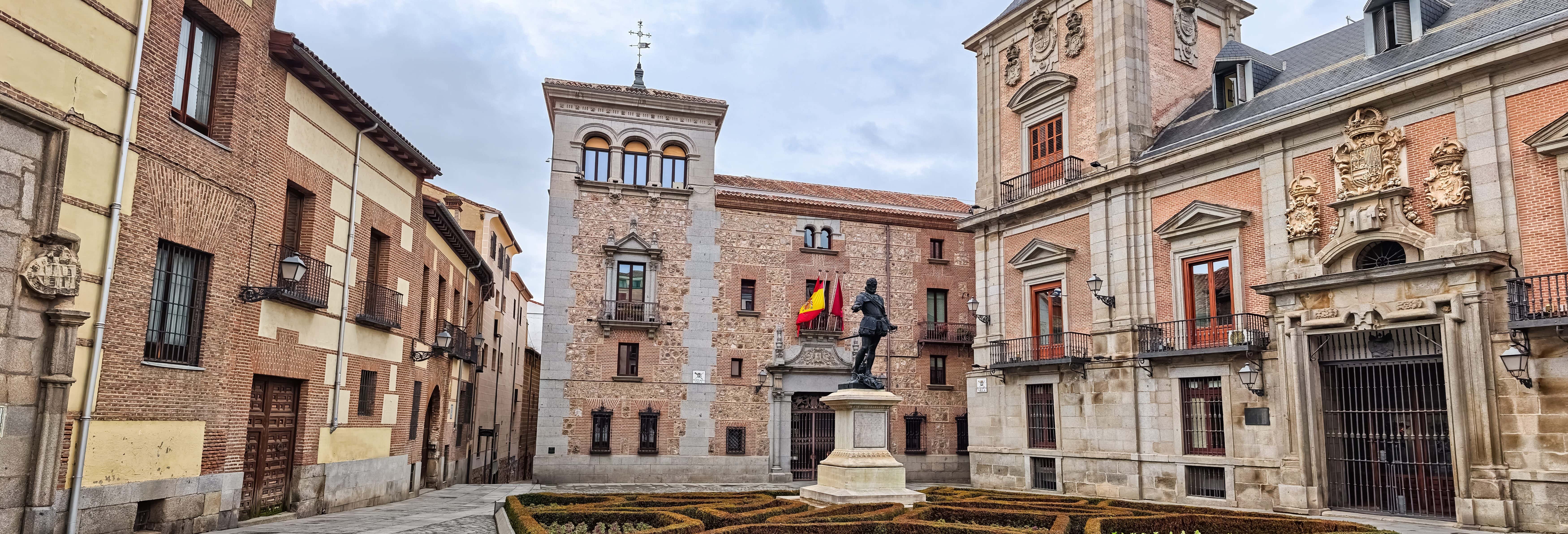 Plaza de la Villa de Madrid con la estatua de Álvaro de Bazán y sus edificios históricos