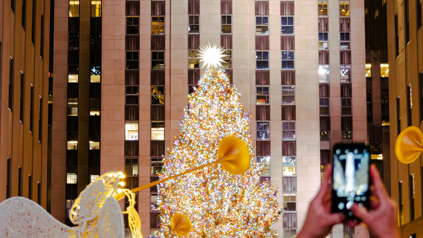 Visitantes fotografiando el árbol navideño de Rockefeller Center en Nueva York