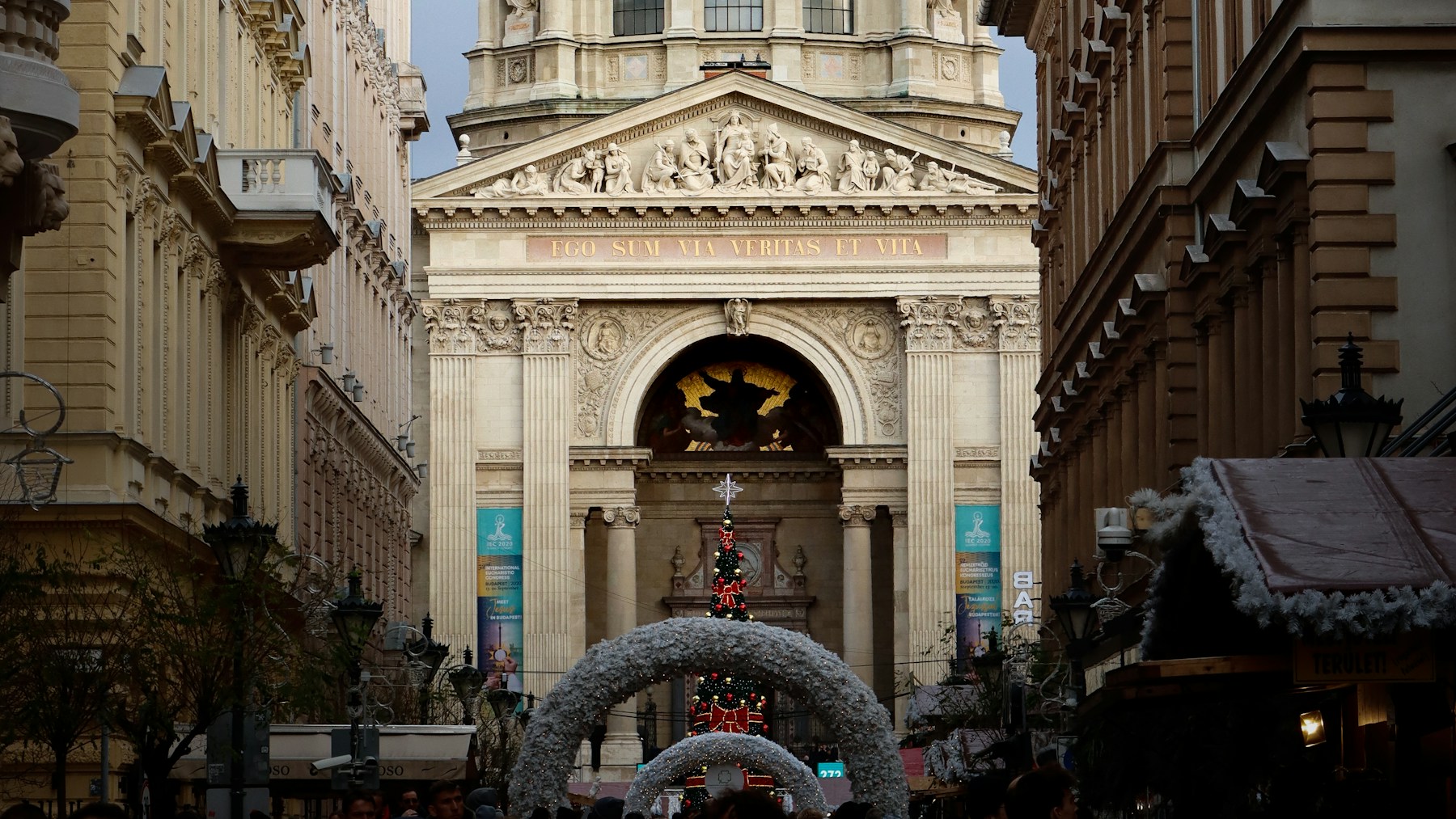 Basílica de San Esteban en Budapest con decoración navideña