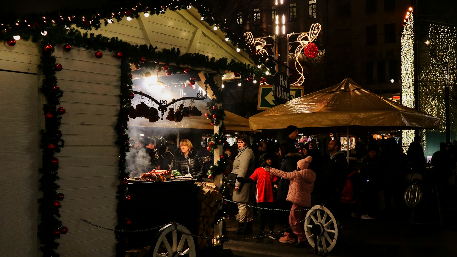 Puestos y visitantes en el mercado navideño de Vörösmarty tér en Budapest