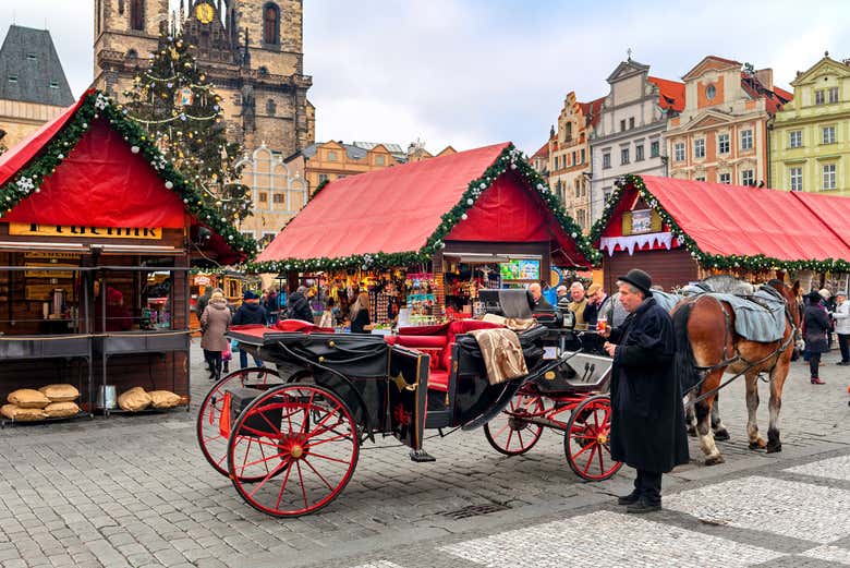 Carruaje y ambiente navideño en el centro de Praga