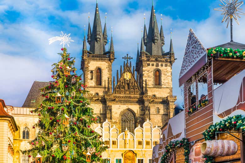 Decoración de Navidad ante las torres de la iglesia de Týn en Praga