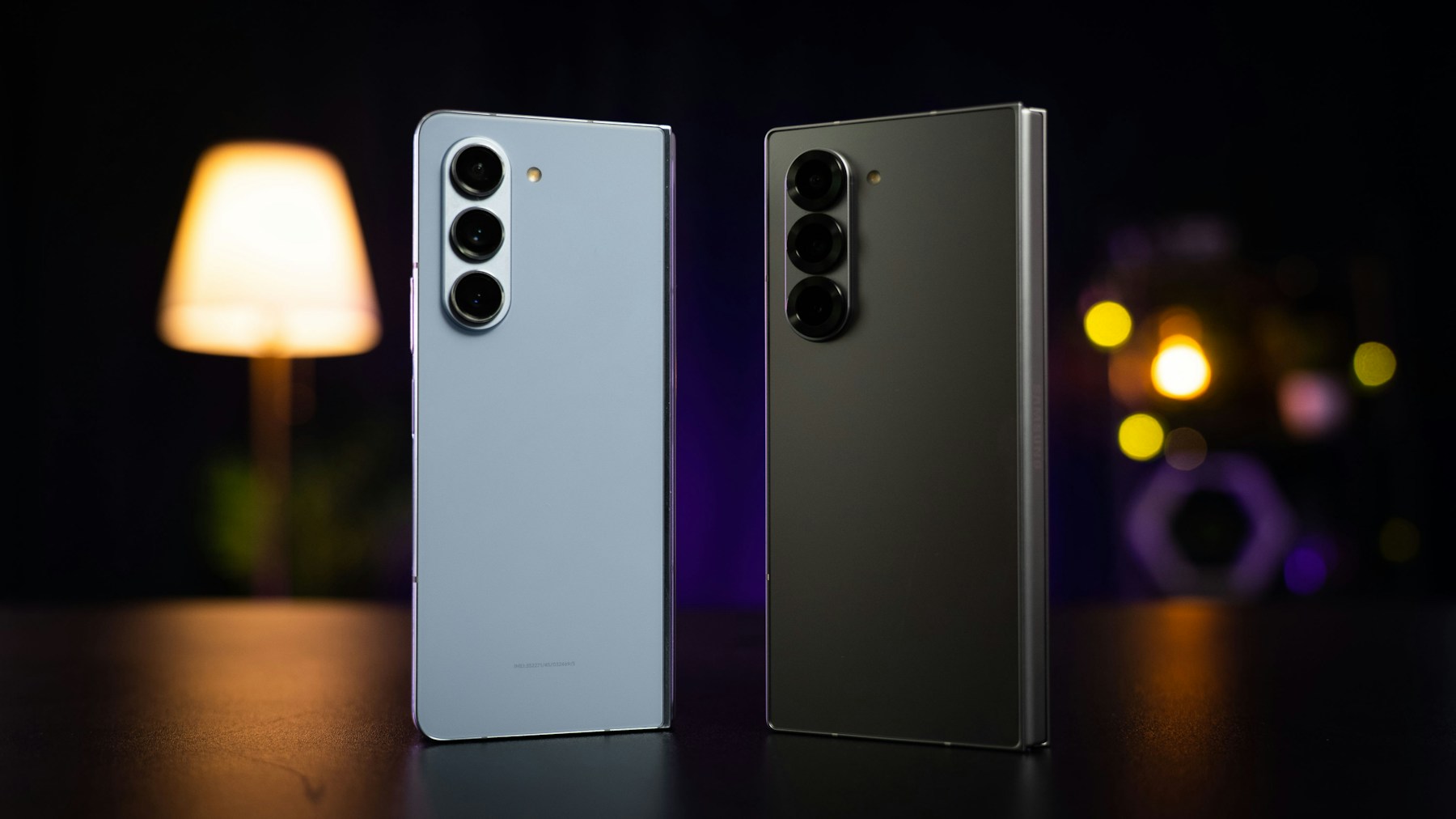 Dos Samsung Galaxy Z Fold6 sobre una mesa