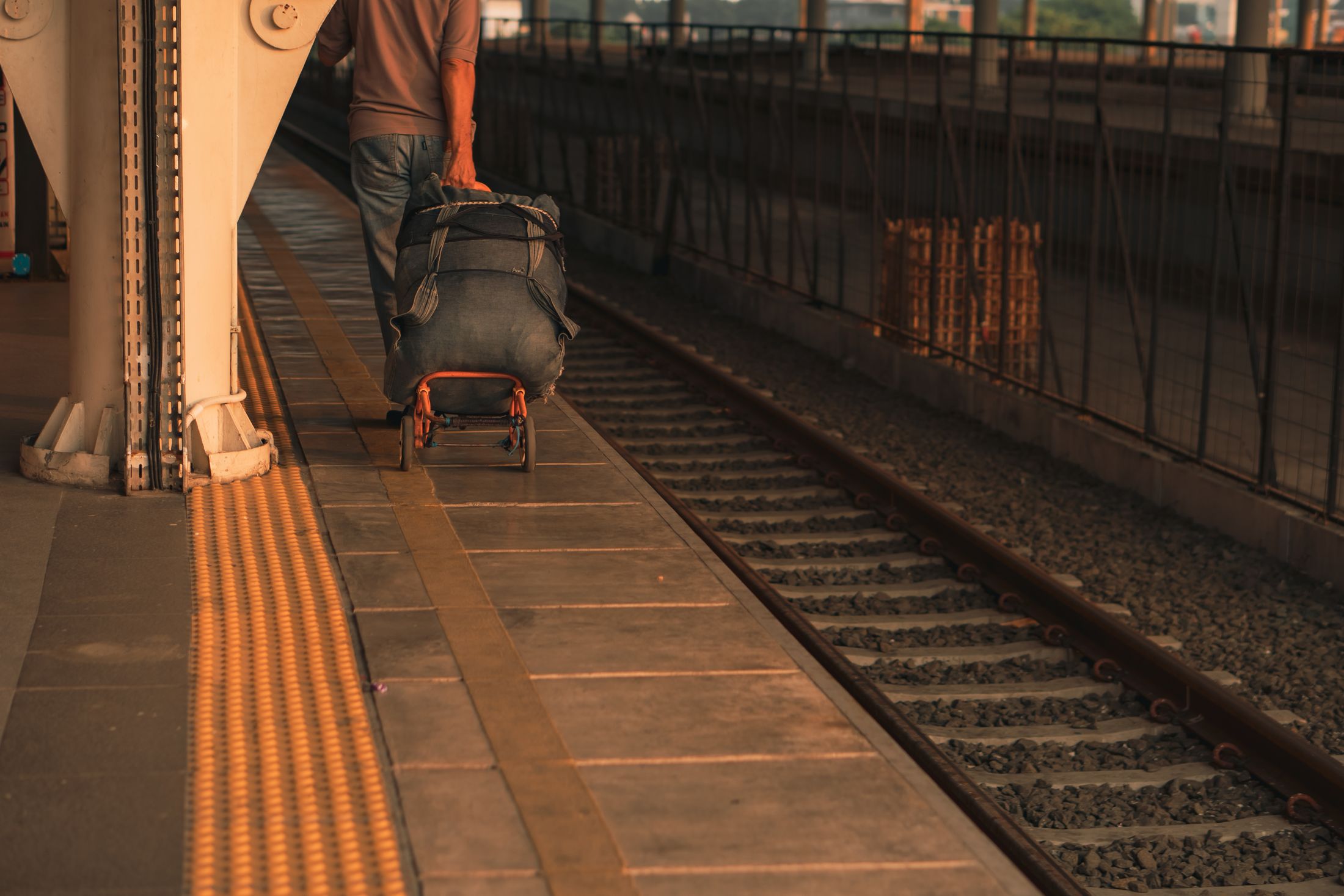 Viajera con equipaje en una estación de tren