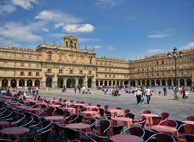 Imagen panorámica de Salamanca, España, revelando su rica arquitectura renacentista, con la famosa Plaza Mayor y la Universidad destacando en el horizonte