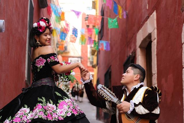 pareja con un traje típico de Guanajuato, México en una de las coloridas calles de Guanajuato