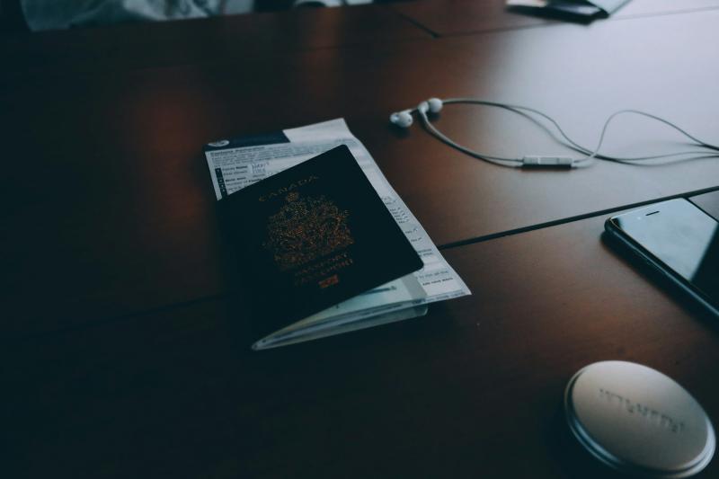 Pasaporte y auriculares listos para un viaje internacional