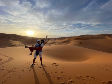Jessica y Andrés de Viajándonos El Mundo en el desierto del Sahara, en Marruecos