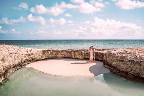 Una pareja enamorada en una playa hermosa de Cancún, México. 