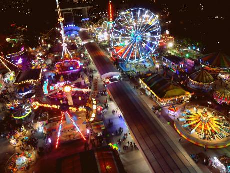Feria de León en Guanajuato en una foto tomada desde las alturas que muestra los juegos mecánicos del recinto ferial