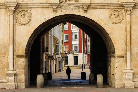 La imagen muestra un arco arquitectónico en Burgos, España