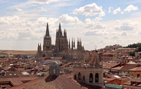 Panorámica de la ciudad de Burgos con la Catedral de Burgos, España