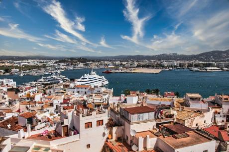 Vista panorámica de Santa Eulalia del Río, en Ibiza, España