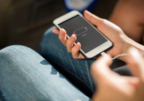 El adaptador universal que está salvando a viajeros en más de 200 países por 10 euros