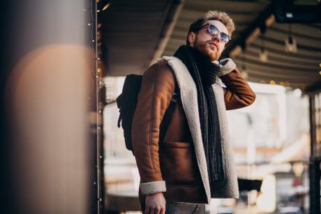 La mejor ropa de hombre para viajar en enero: guía definitiva para vestir cómodo, con estilo y sin pasar frío
