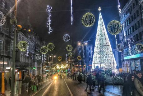 Árbol y decoraciones de luces navideñas en una calle de Vigo