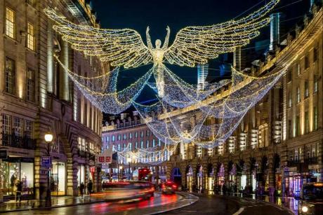 Ángeles luminosos de Navidad sobre Regent Street en Londres