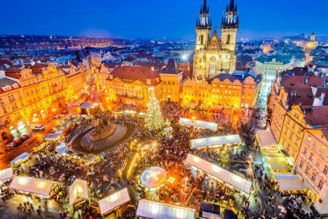 Mercado navideño de la Plaza de la Ciudad Vieja de Praga al anochecer