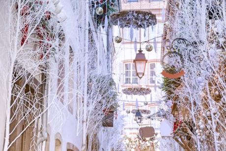 Calle de Estrasburgo decorada con ramas blancas y adornos navideños