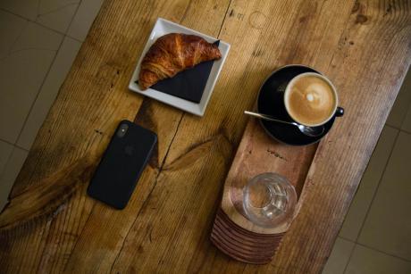 Teléfono y café en una mesa durante una pausa