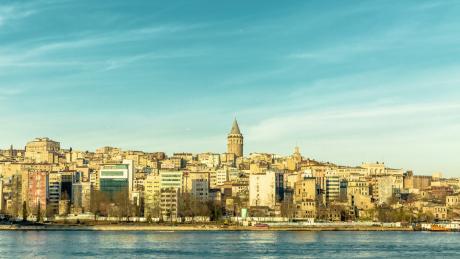 Estambul y la torre de Gálata junto al agua