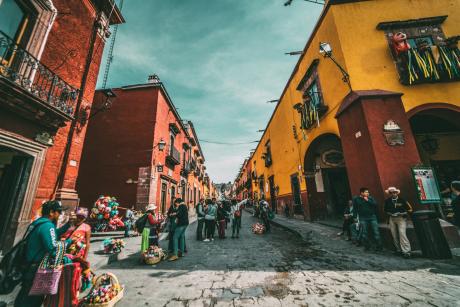 Calle con fachadas coloridas en México