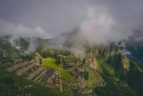Machu Picchu entre montañas y nubes