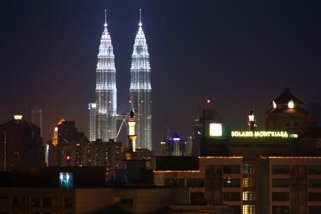 Torres Petronas iluminadas en Kuala Lumpur