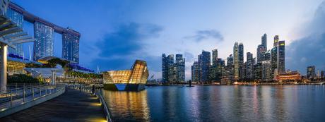 Marina Bay y los edificios de Singapur al anochecer