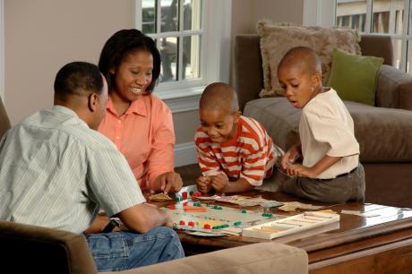 Familia compartiendo un juego de mesa